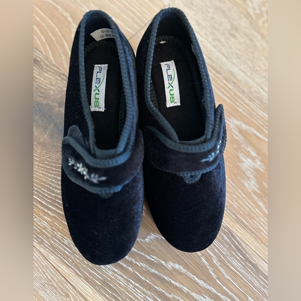 Flexus Women's Black Slippers